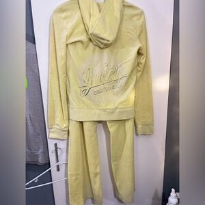 Reposhing this beautiful Juicy Couture tracksuit